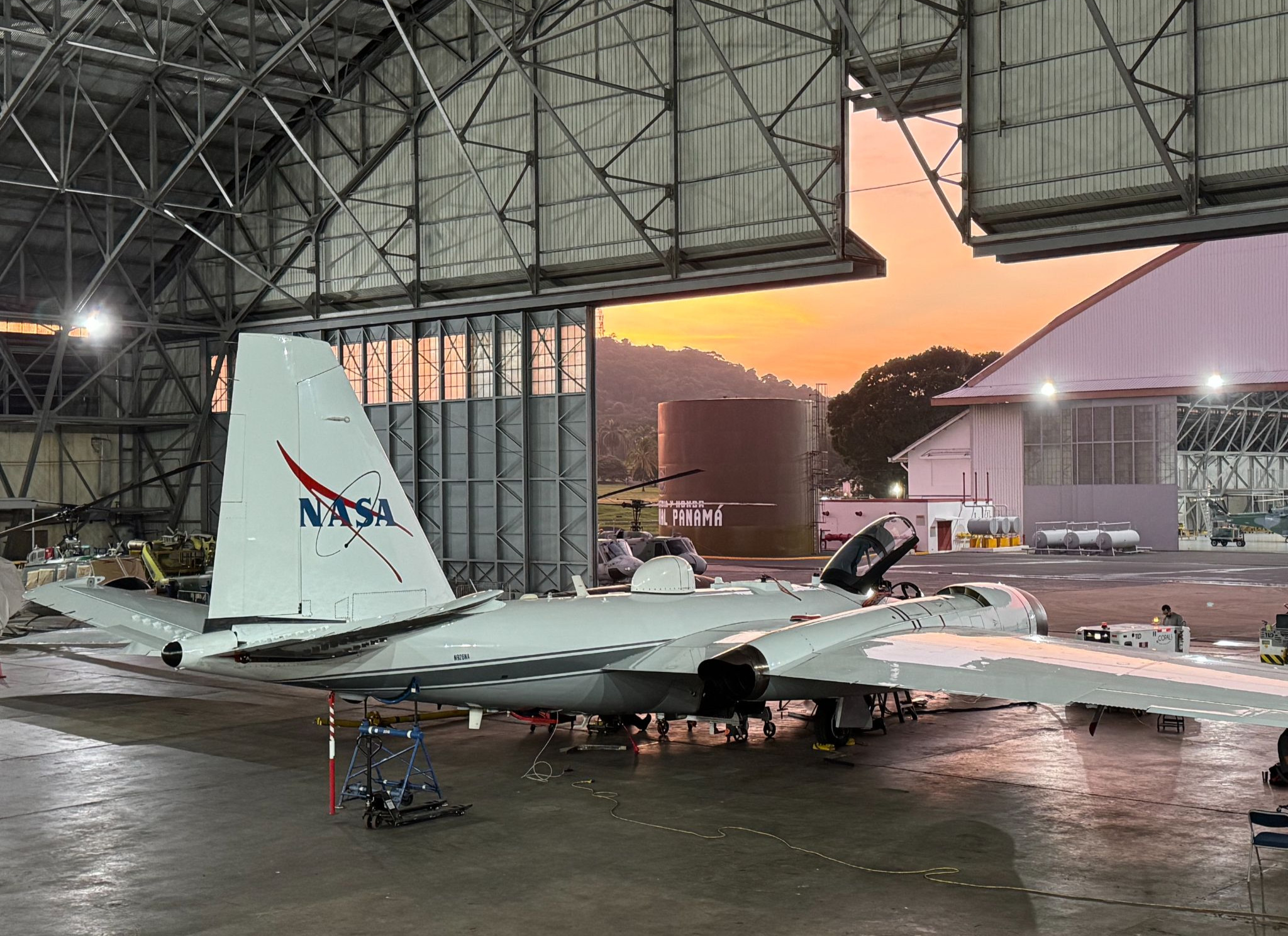 WB-57 de la NASA en el hangar de Panamá Pacífico durante SABRE