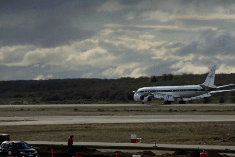 DC-8 Taxiing on arrival to PUQ